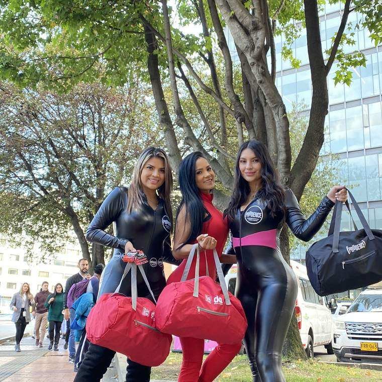 Modelos de AgenciaBTL con enterizos de marca y maletines promocionales