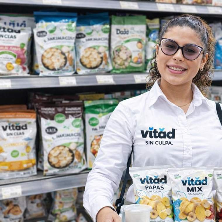 Impulsadora de AgenciaBTL con camisa de marca y producto en un supermercado