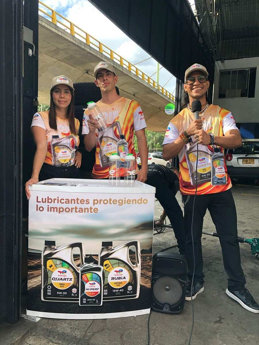 Equipo de AgenciaBTL con presentador y micrófono en una activación de lubricantes