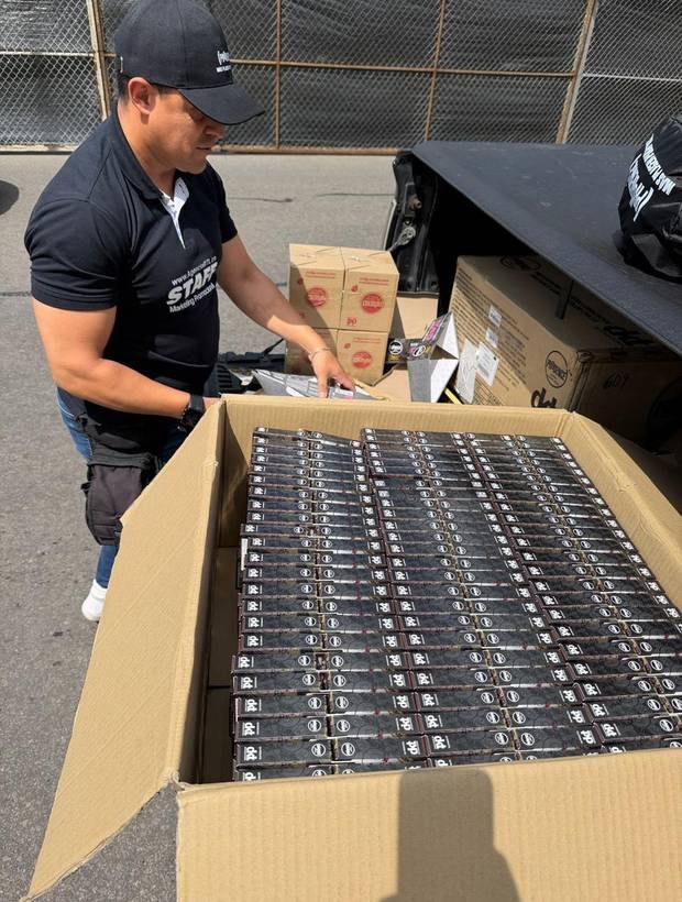Logístico de AgenciaBTL organizando cajas de producto