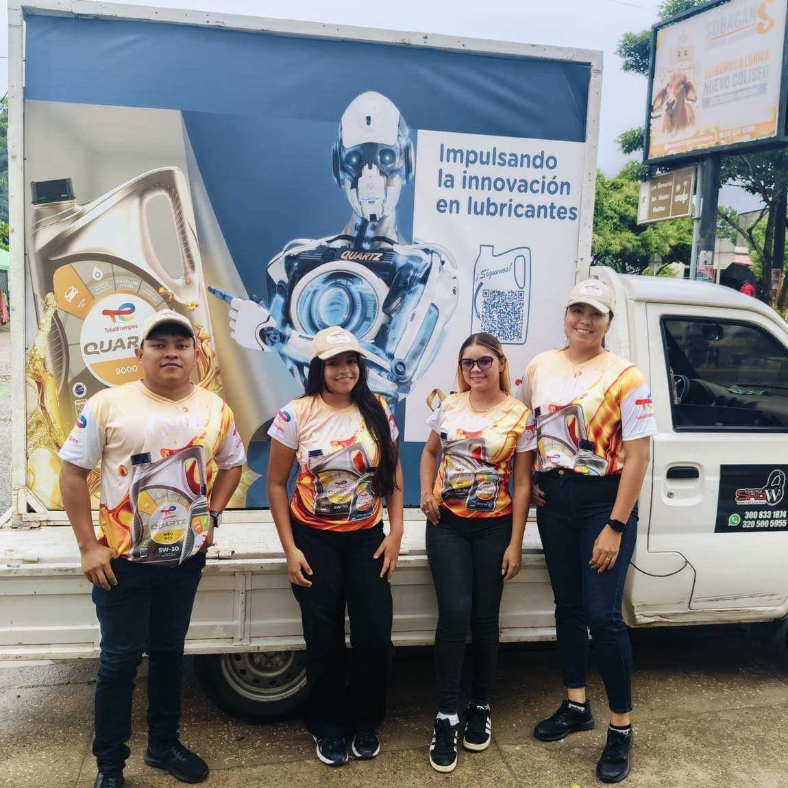 Equipo de AgenciaBTL con camisetas de una marca de lubricantes